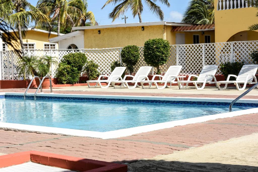 Bazén v ubytování Coconut Inn nebo v jeho okolí