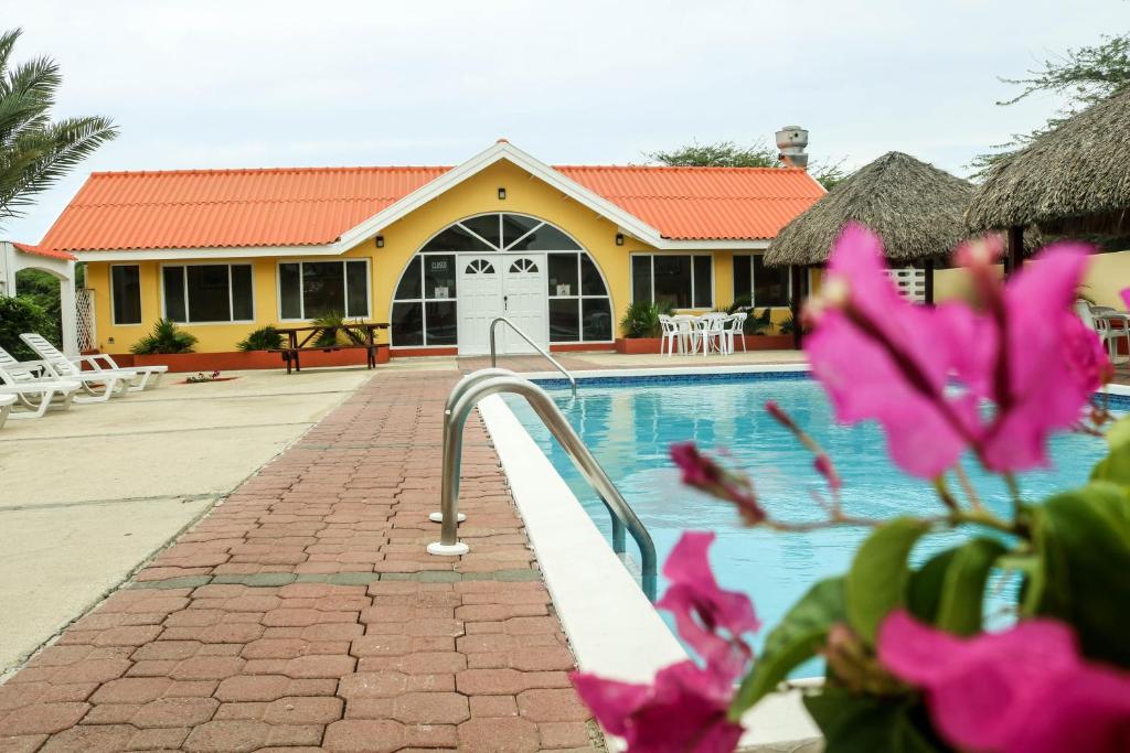 Bazén v ubytování Coconut Inn nebo v jeho okolí