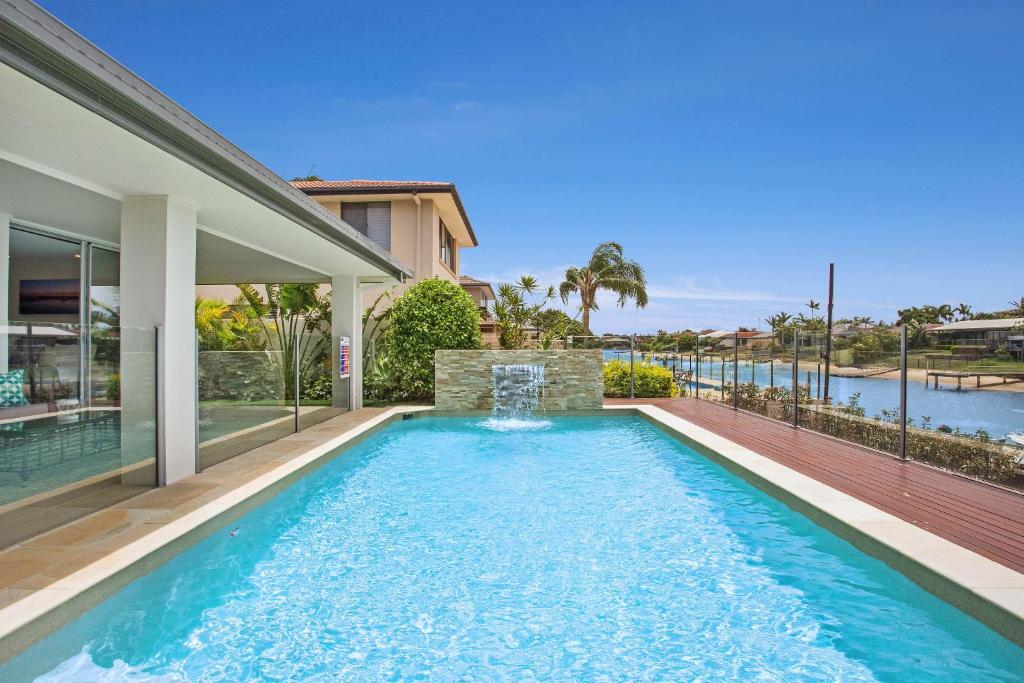 een zwembad in de achtertuin van een huis bij Seaclusion Broadbeach in Gold Coast