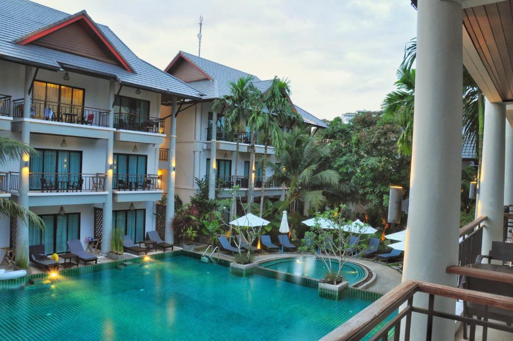 uitzicht op het zwembad van het resort bij Navatara Phuket Resort - SHA Extra Plus in Rawai Beach