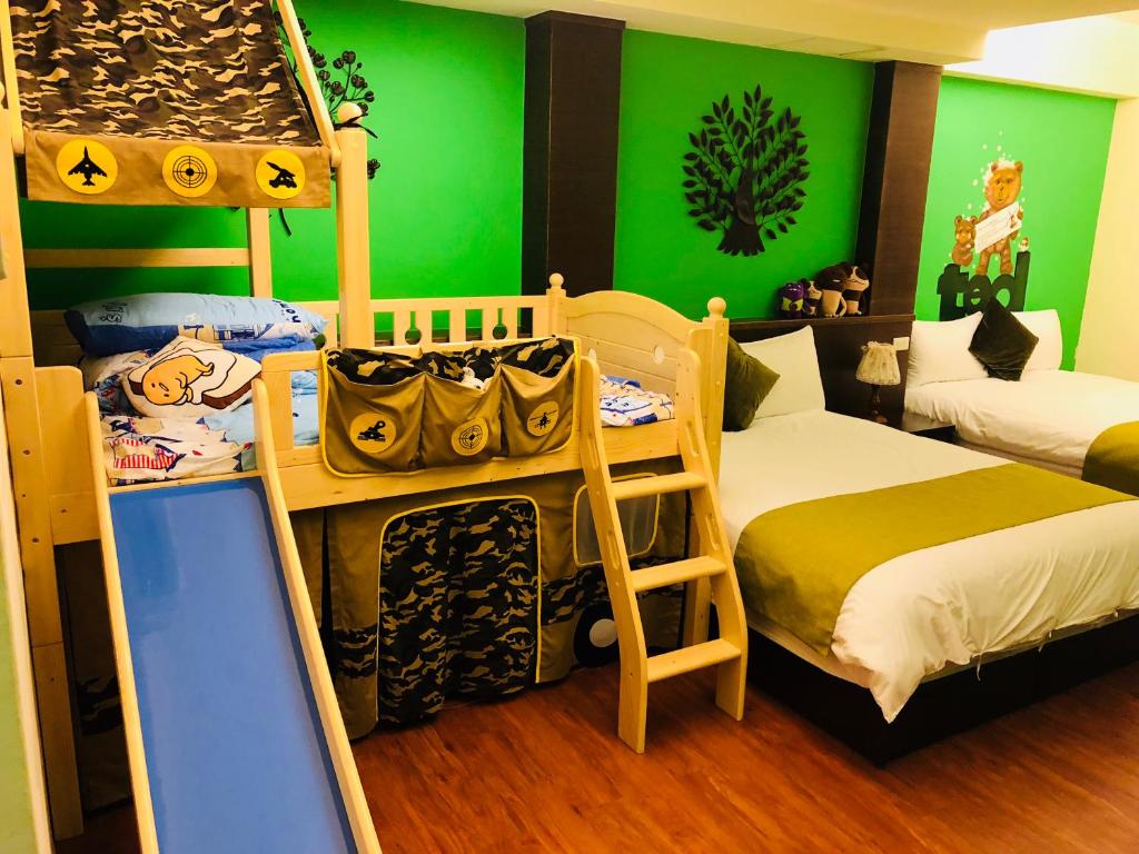 吉安的住宿－依楓民宿，一间卧室设有两张双层床和绿色的墙壁