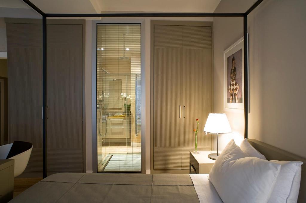 Postel nebo postele na pokoji v ubytování Escalus Luxury Suites Verona