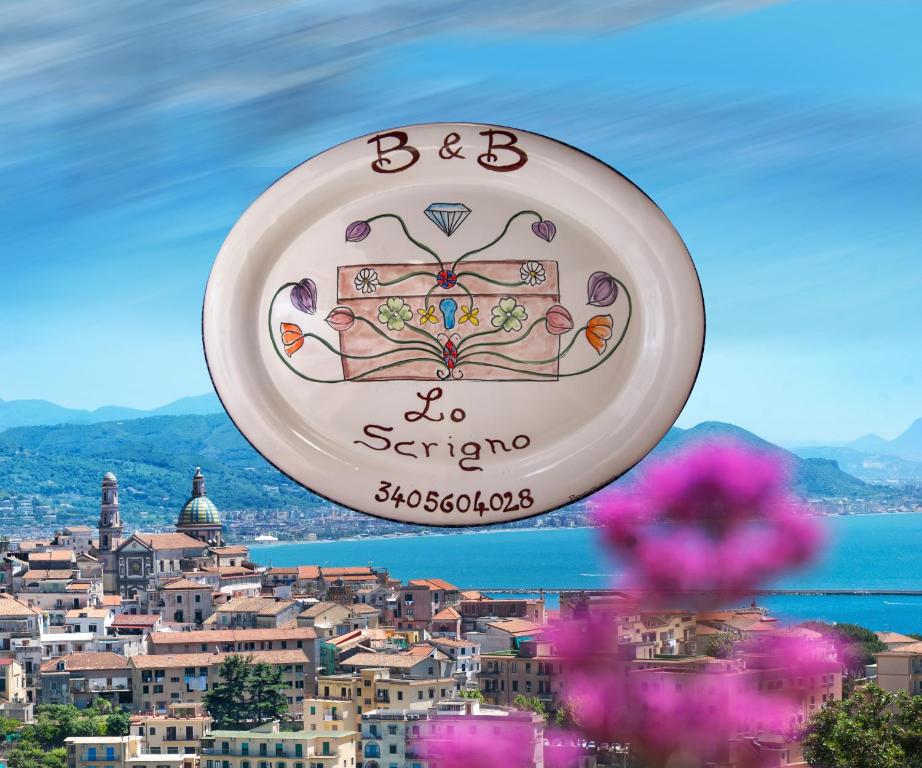 Ein Frisbee hängt vor einer Stadt in der Unterkunft B&B Lo Scrigno in Vietri