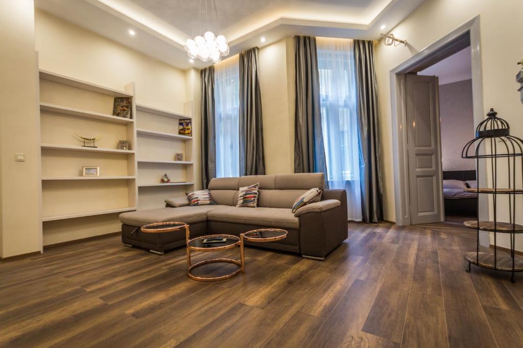 Fashion Street Apartments tesisinde bir oturma alanı