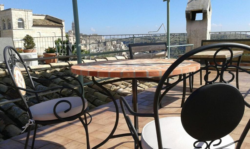 a table and chairs on top of a balcony at Il Sogno e La Stella in Matera