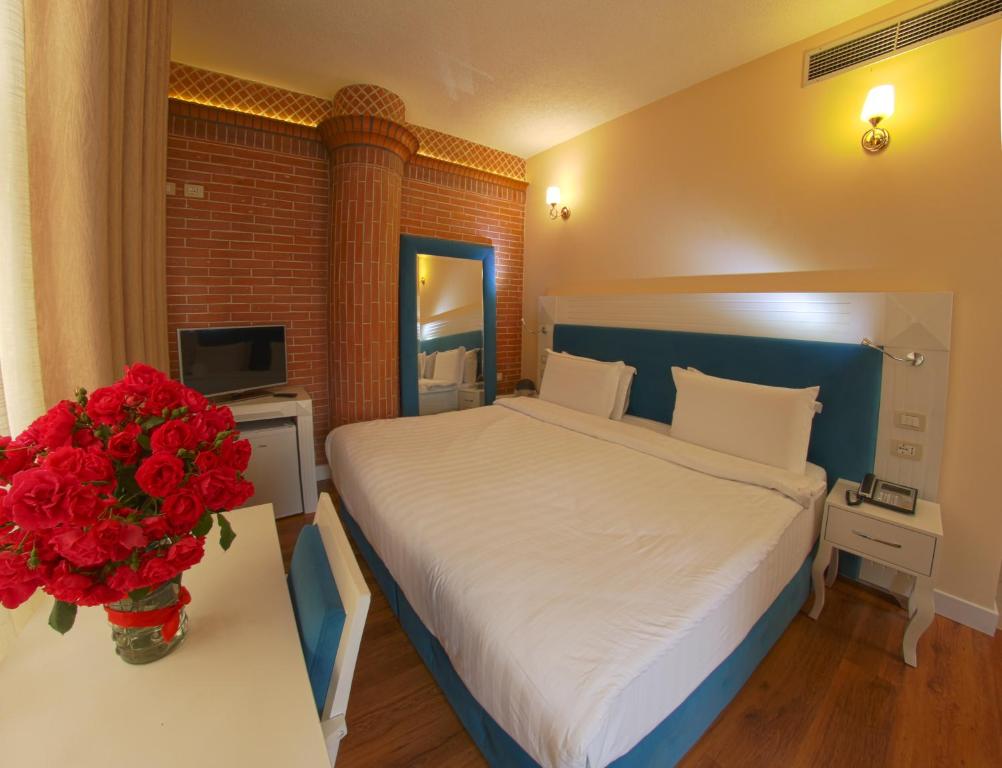 Cama ou camas em um quarto em The Red Bricks Hotel