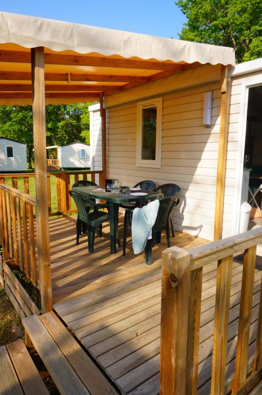 Balkón nebo terasa v ubytování Camping de l'île