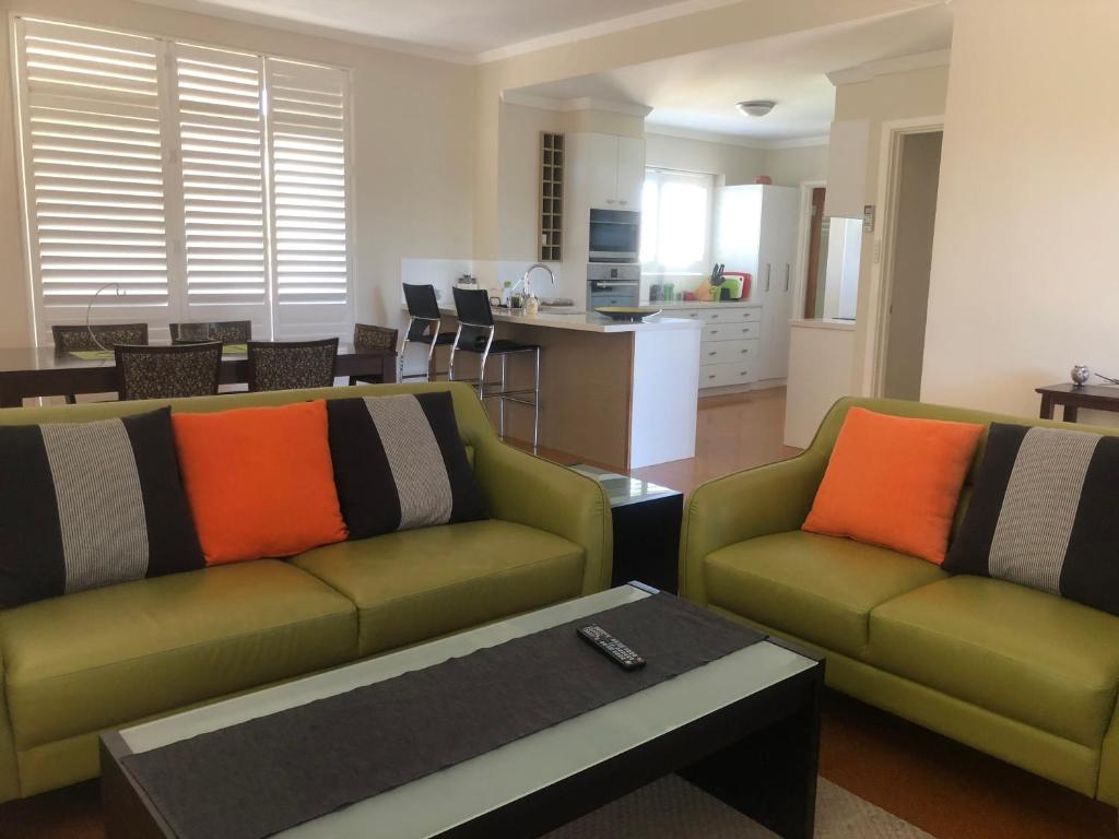 A seating area at Allora Apartment Applecross
