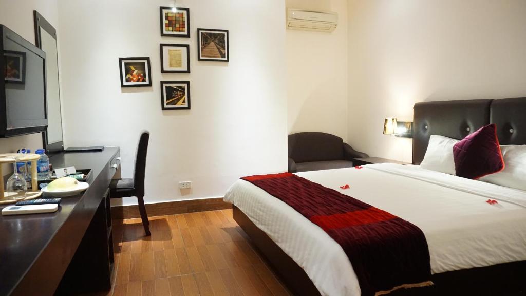 Postel nebo postele na pokoji v ubytování Hanoian Central Hotel & Spa