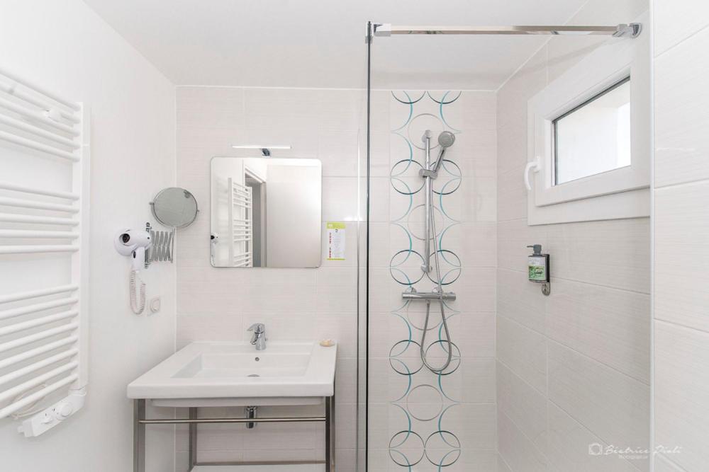 a bathroom with a shower and a sink at Hôtel George Sand in La Seyne-sur-Mer