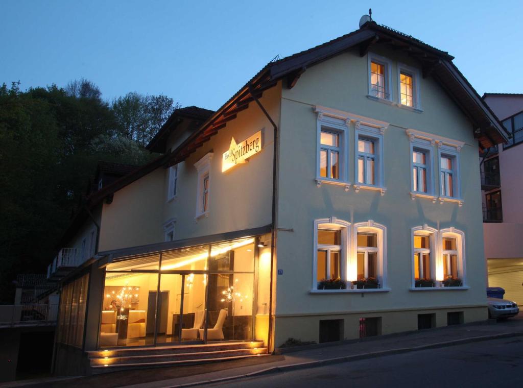 a building with lights in the windows of it at Hotel Spitzberg Garni in Passau