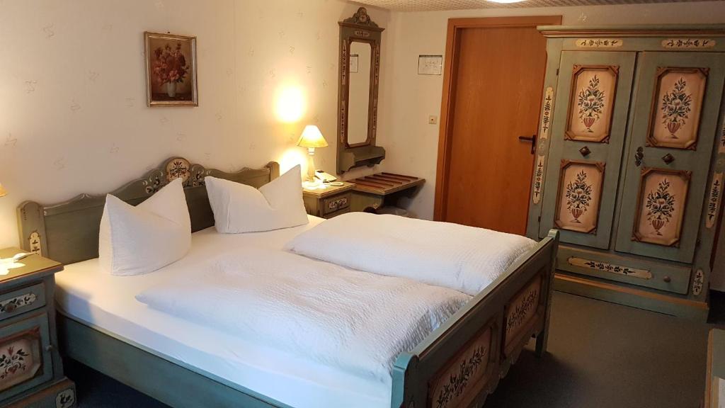 Postel nebo postele na pokoji v ubytování Hotel Zum Bürgergarten