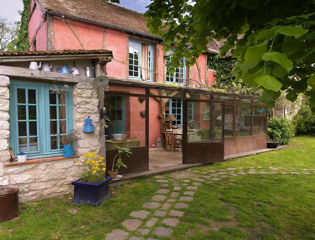 a house with a garden and a patio at Les Rouges Gorges in Giverny