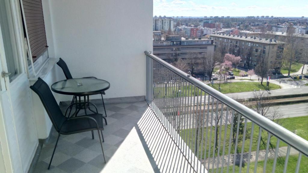 einen Balkon mit einem Tisch und Stadtblick in der Unterkunft Apartmani Borko in Zagreb