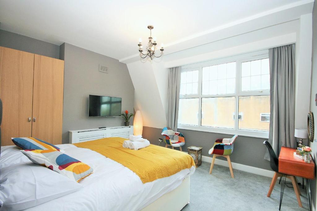 - une chambre avec un grand lit et une fenêtre dans l'établissement Brick Lane Guest House, à Londres
