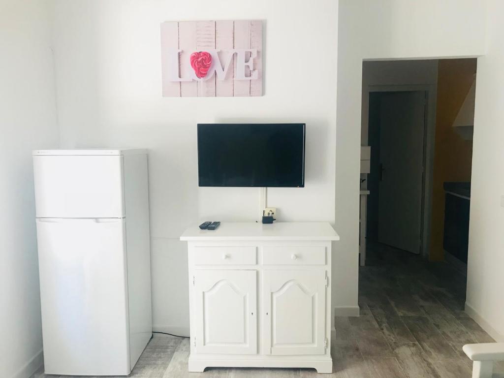 TV a/nebo společenská místnost v ubytování Apartamentos Verdera Es Pujols