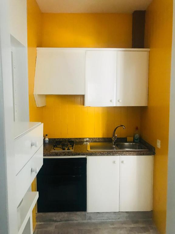 Kuchyň nebo kuchyňský kout v ubytování Apartamentos Verdera Es Pujols