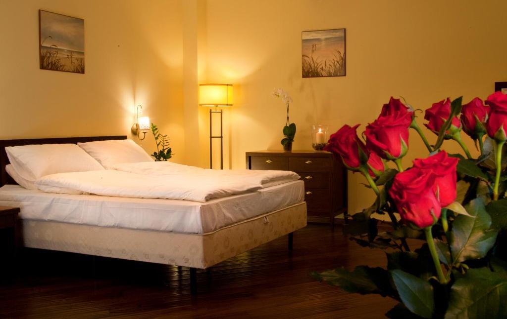 Postel nebo postele na pokoji v ubytování Kobza Haus Old Town