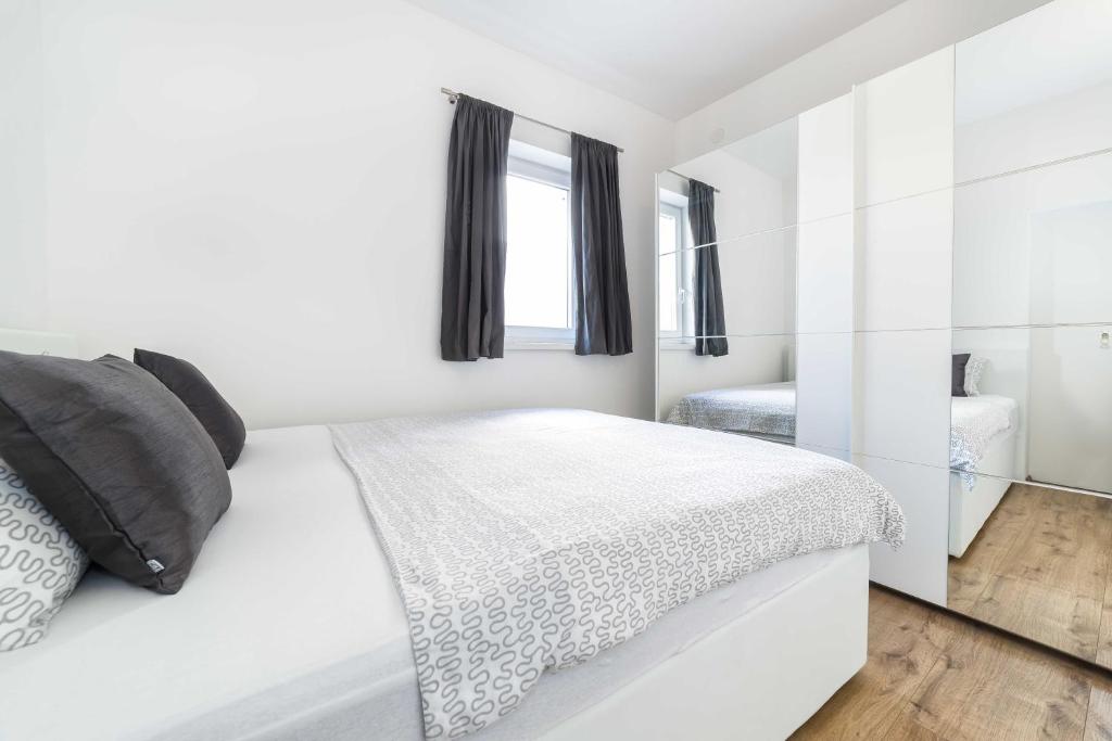 Кровать или кровати в номере Apartments Tonka Centar