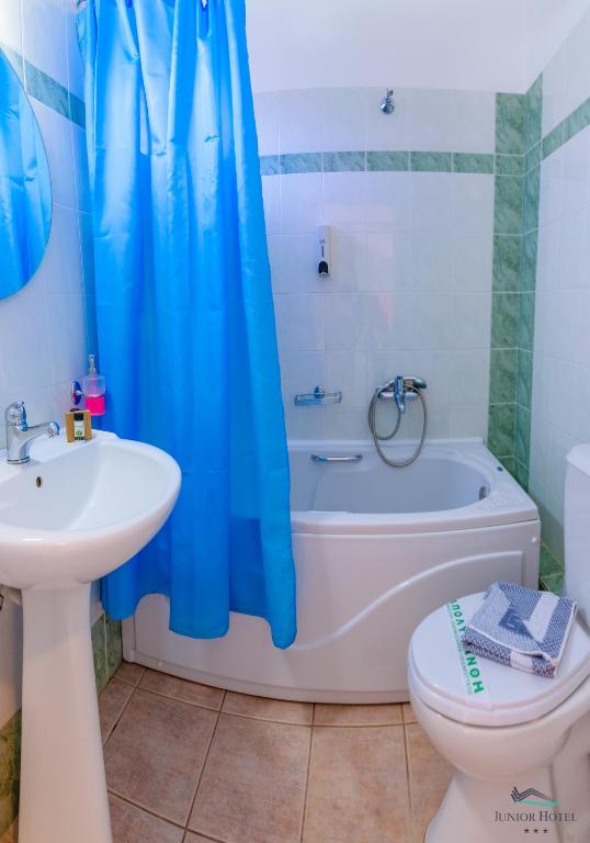 Koupelna v ubytování Junior Hotel