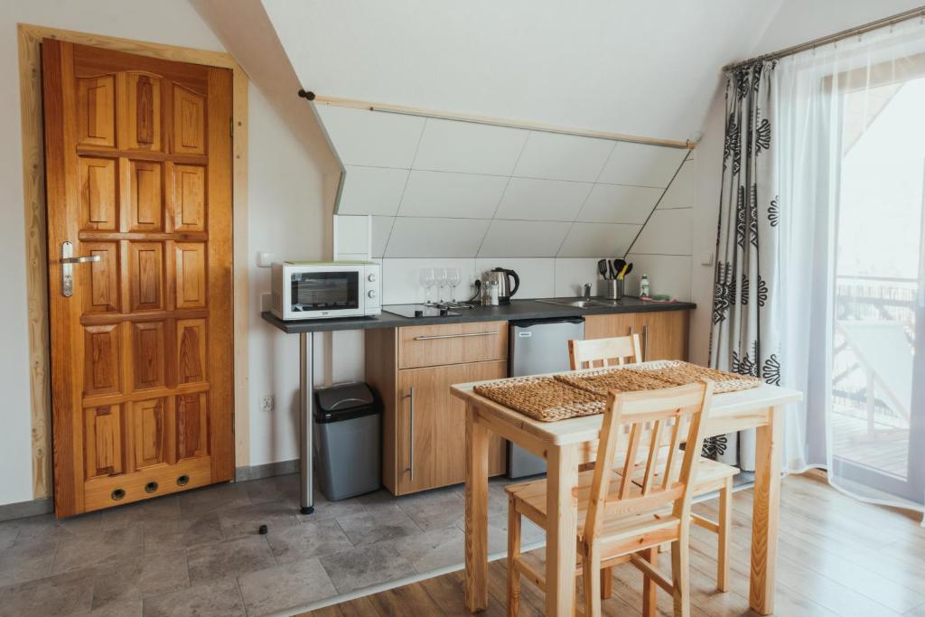 Kuchyňa alebo kuchynka v ubytovaní Przy Szlaku Zakopane centrum pokoje & apartamenty