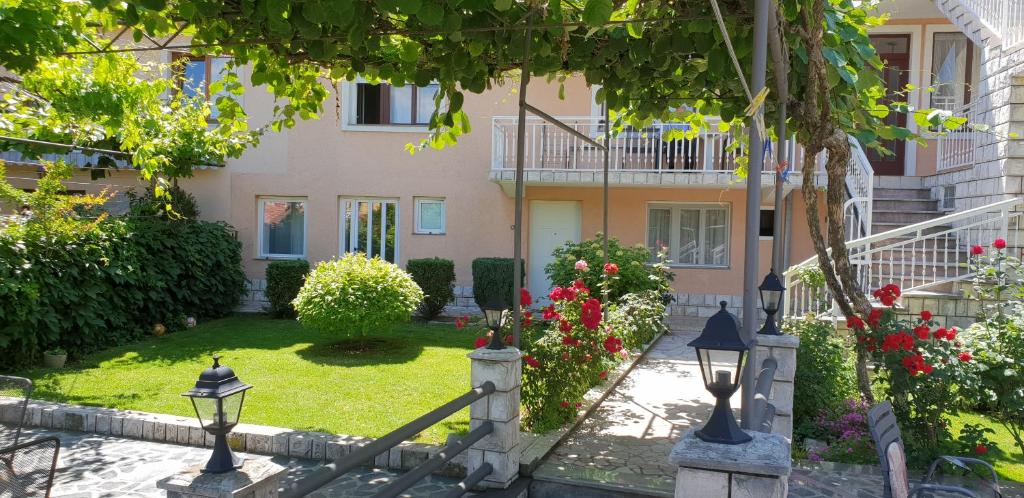 une maison avec un jardin en face dans l'établissement Accommodation Vesa, à Mostar