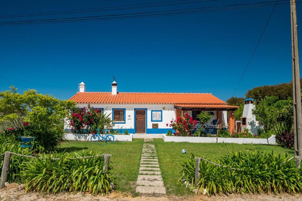 ein Haus mit einem Weg, der dorthin führt in der Unterkunft Monte do Costa in Aljezur