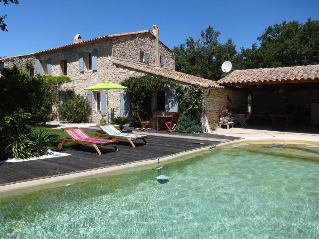 a house with a swimming pool and a patio at Coin Secret in Murs