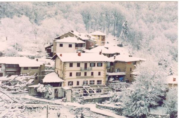 un grupo de edificios con nieve. en Delzanno, en Varallo