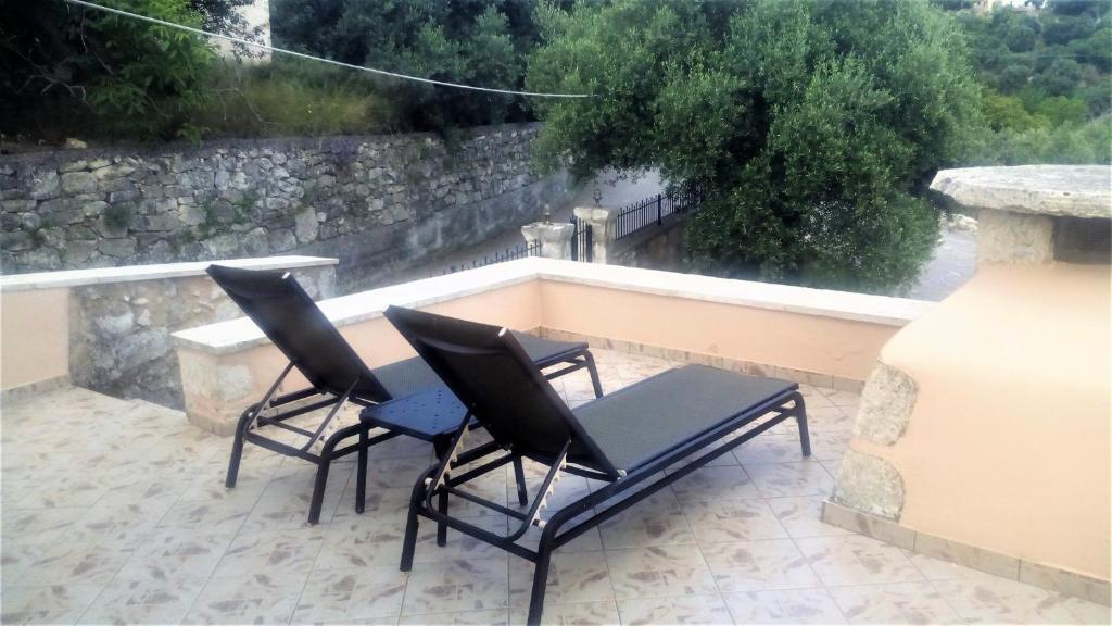Balkon lub taras w obiekcie Tzitzifes Stone Mansion