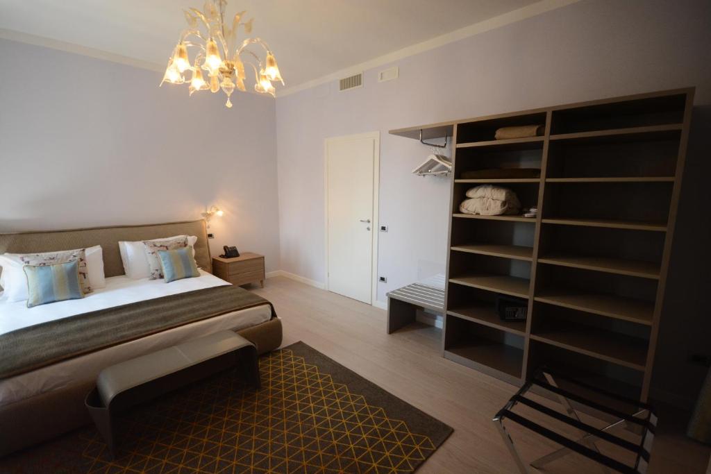 Postel nebo postele na pokoji v ubytování Les 7 Suites Erica