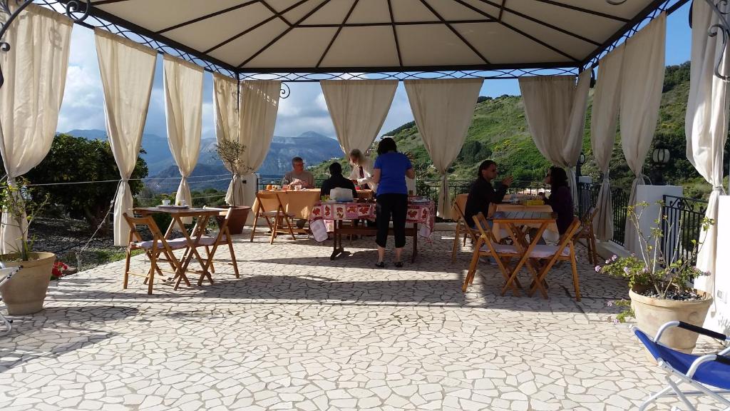 A restaurant or other place to eat at B&B Villa Maristella