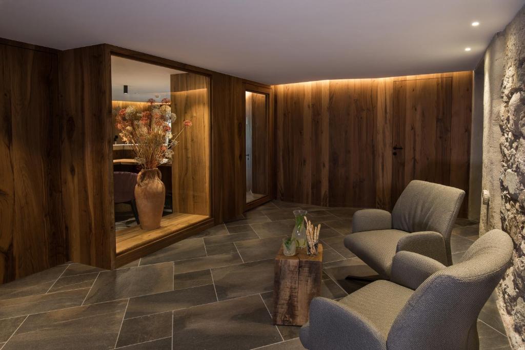 Posezení v ubytování Gartenhotel Völser Hof - Adults Only
