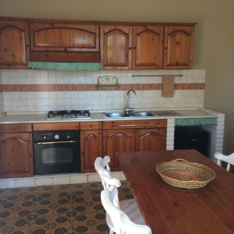 Kuchyň nebo kuchyňský kout v ubytování Villa L'Ottagono con cucina parcheggio privato telecamerizzato e wifi