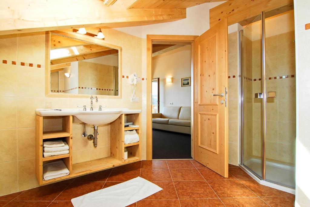 Koupelna v ubytování Gartenhotel Völser Hof - Adults Only
