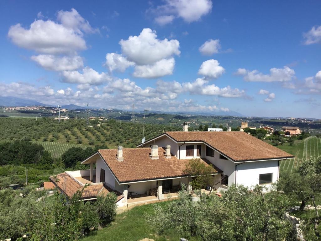 una casa su una collina con vista di Green Residence Villa Assunta a Moscufo