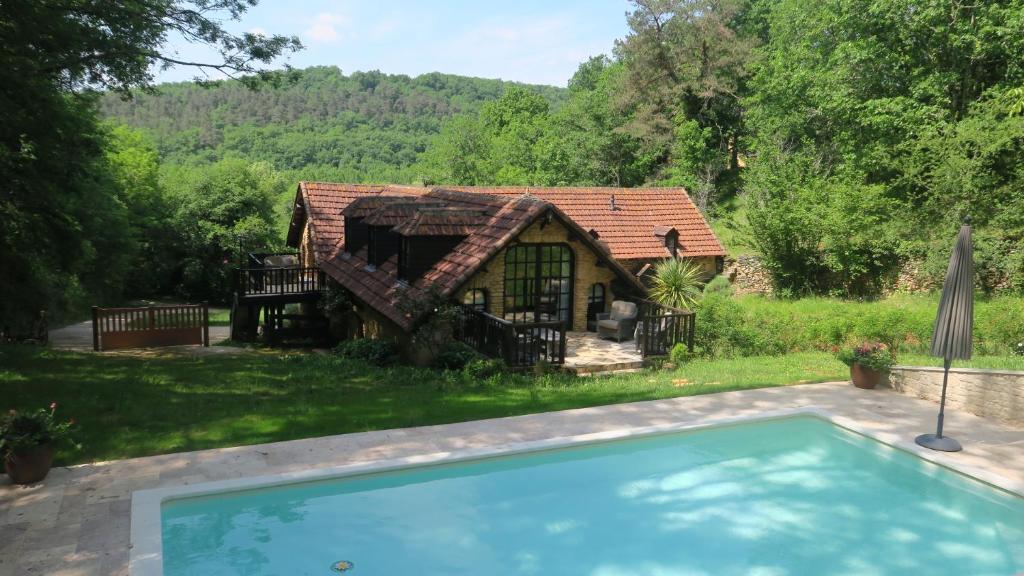 una casa con piscina en el patio en Le Coustal en Auriac-du-Périgord