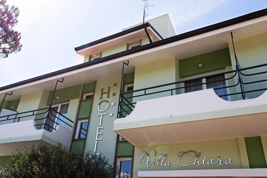 een gebouw met een bord waarop staat: villa chita bij Hotel Villa Chiara in Terracina