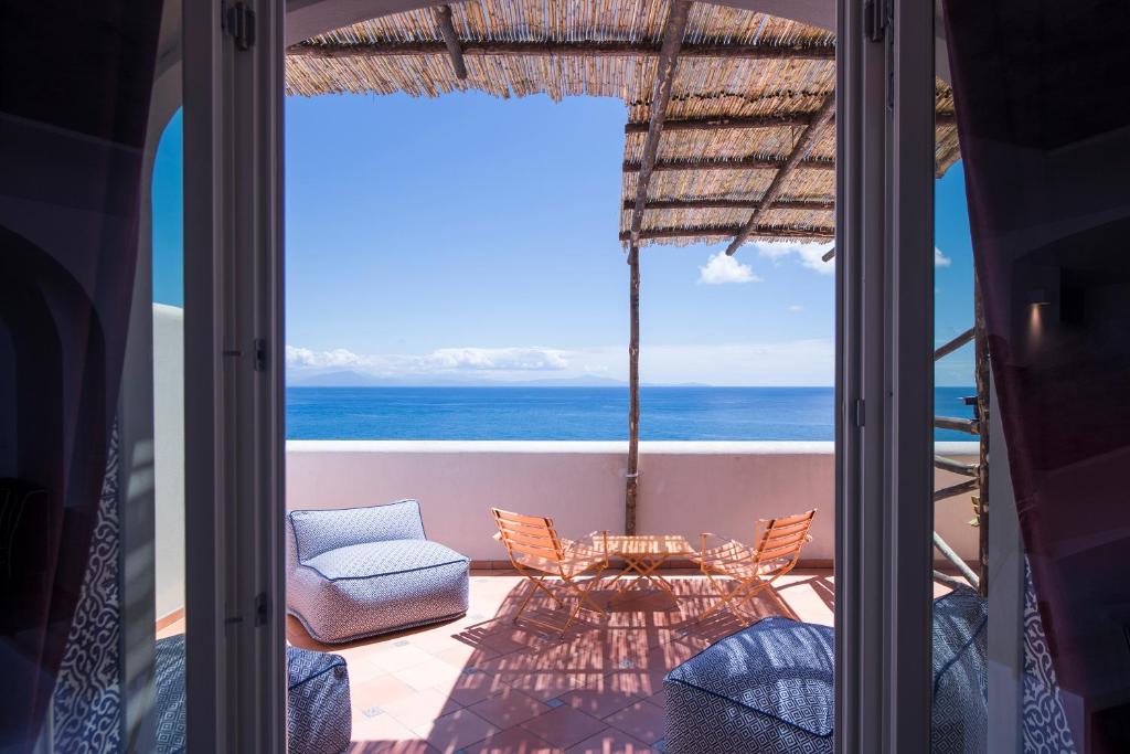 una vista sull'oceano dal balcone di una casa di Villa Bossa ad Amalfi