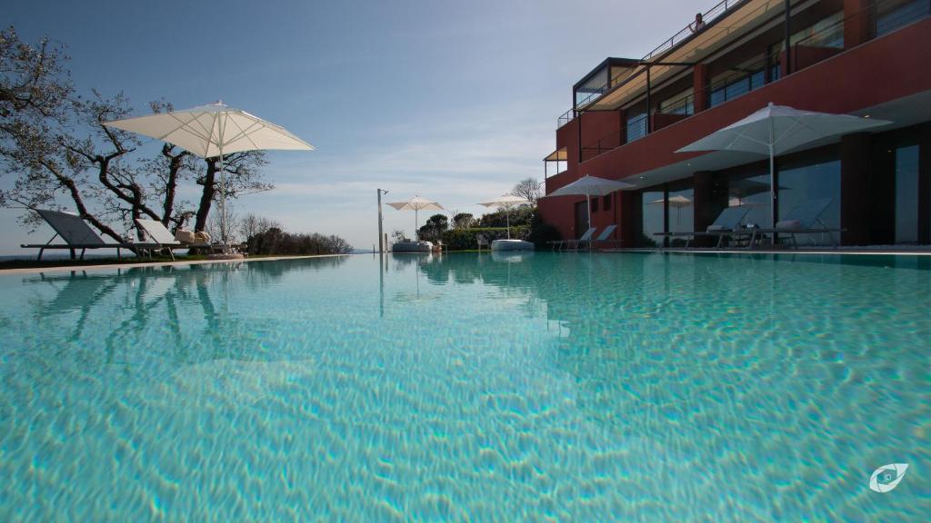 Bazén v ubytování Buonamico Wine Resort nebo v jeho okolí