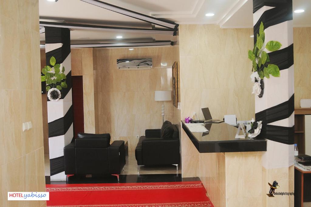 an office with black and white stripes on the wall at Hôtel YABISSO in Lomé