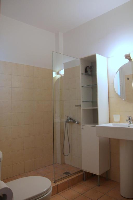łazienka z prysznicem, toaletą i umywalką w obiekcie Sunny apartment in the heart of Athens Preview listing w Atenach