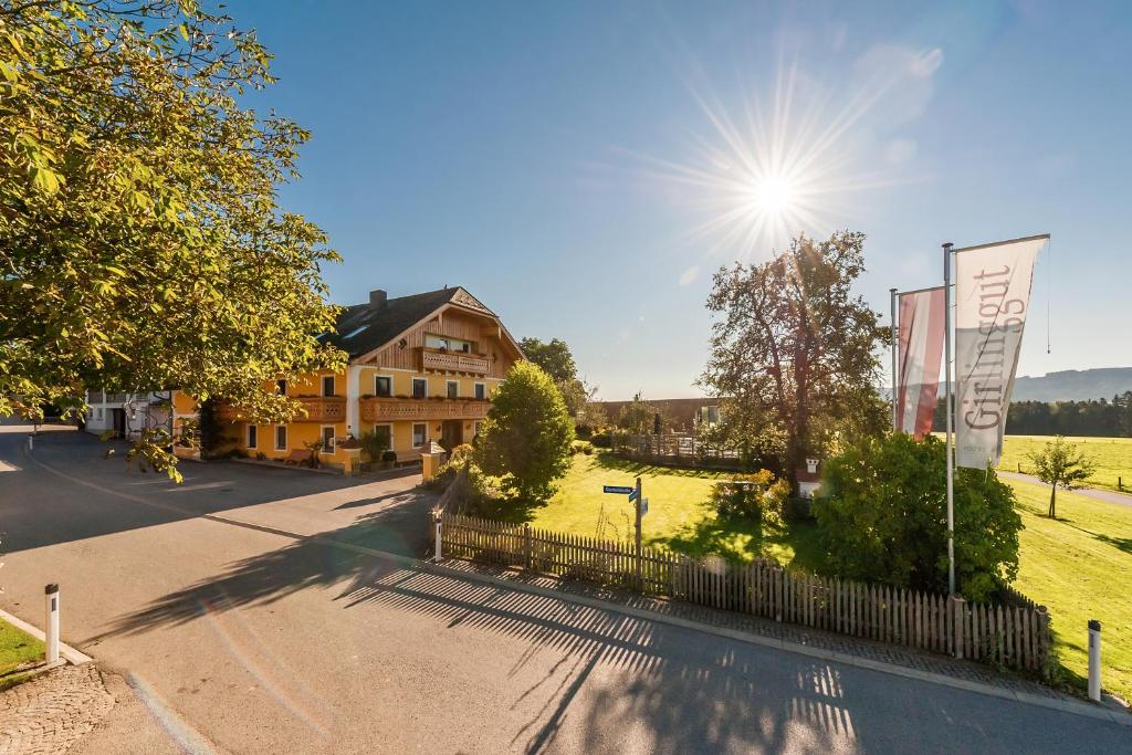 a street with a house and a fence at GIRLINGGUT Schlafen Starten Salzburg in Elixhausen