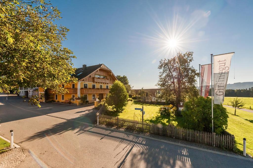 uma rua com uma casa e uma cerca em GIRLINGGUT Schlafen Starten Salzburg em Elixhausen