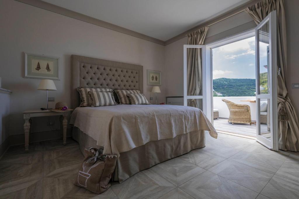 Postel nebo postele na pokoji v ubytování Maridea Casa Vacanza- Le Alcove sul Mare Suites