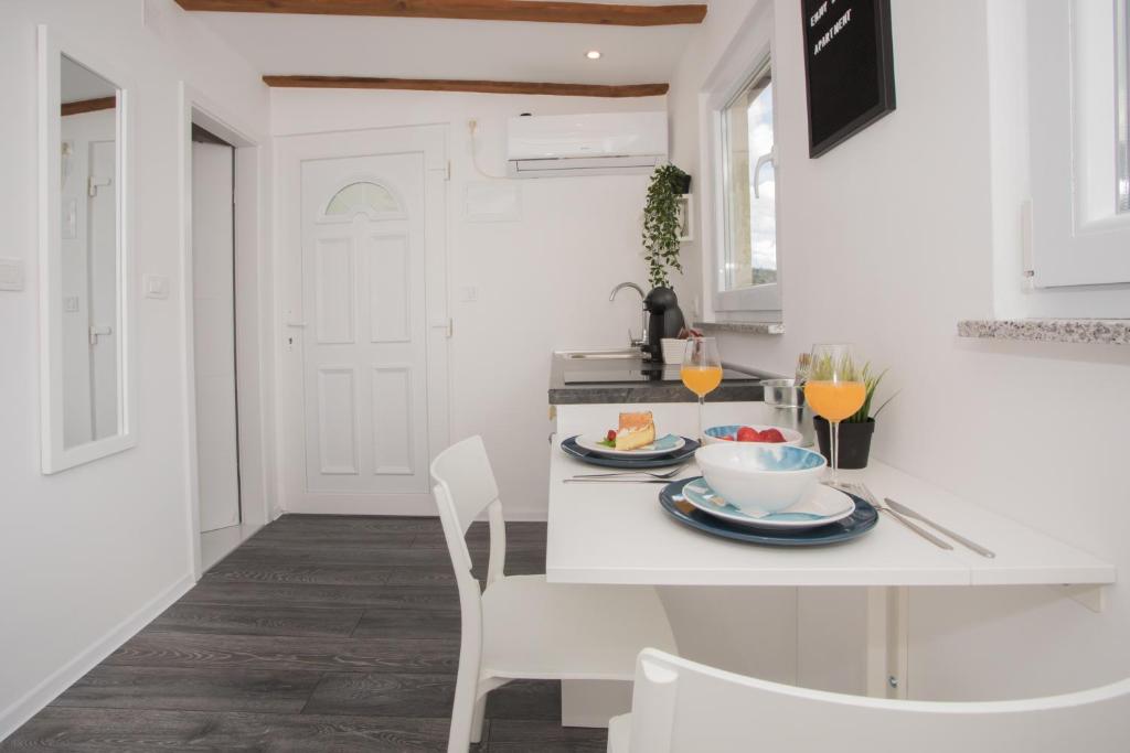 Televízia a/alebo spoločenská miestnosť v ubytovaní Studio Apartment Škatula