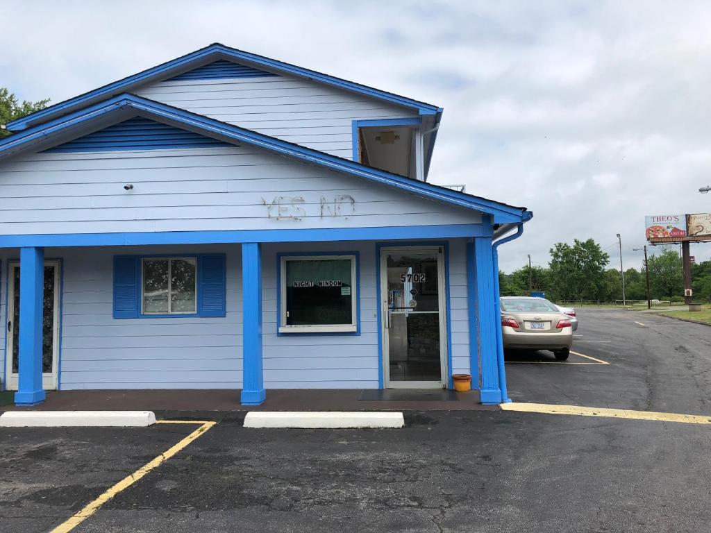 un edificio azul con un coche aparcado en un estacionamiento en Americas Best Value Inn - Jonesville en Jonesville