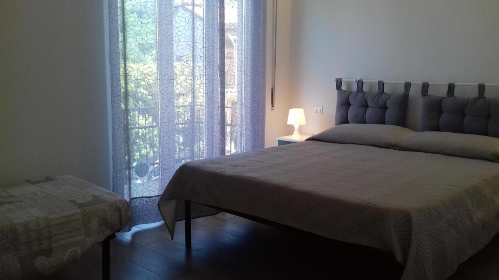 una camera con un grande letto e una finestra di Ca di Ale a Lerici