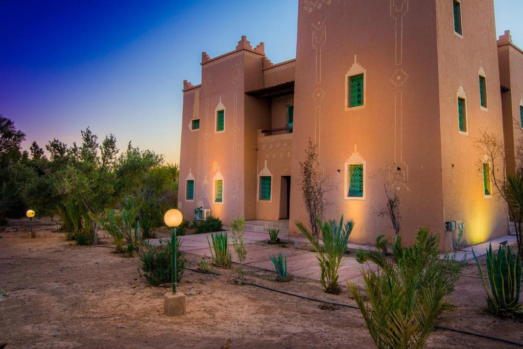 un edificio en medio de un desierto con plantas en Kasbah Idriss, en Ouarzazate