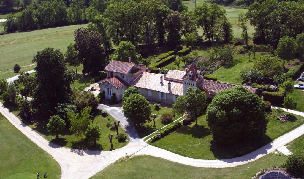 una vista aérea de una casa grande con árboles en Golf de TEYNAC, en Beychac-et-Caillau